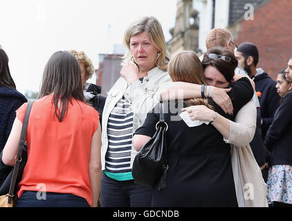 En deuil après l'accolade de Coffin MP DU TRAVAIL Jo Cox adoptée en Batley, West Yorkshire, en avant de son service funéraire privé. Banque D'Images