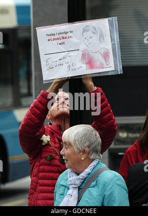 Une affiche est visible au-dessus du défunt en Batley, West Yorkshire, en avant des funérailles de MP du travail Jo Cox, dont la mort a choqué le monde lorsqu'elle a été poignardé à l'extérieur de sa circonscription la chirurgie. Banque D'Images