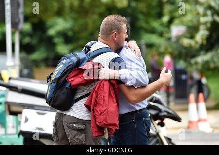 Les gens hug à l'extérieur de l'Ambassade de France à Londres, après la mort d'au moins 84 personnes, dont plusieurs enfants, après un acte terroriste conduit un camion au travers des foules célébrant le jour de la Bastille à Nice. Banque D'Images