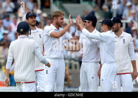 L'Angleterre Stuart large célèbre bowling du Pakistan en Misbah-Ul-Haq pour 114 s'exécute au cours de la deuxième journée de l'Investec test match à Lord's, Londres. Banque D'Images