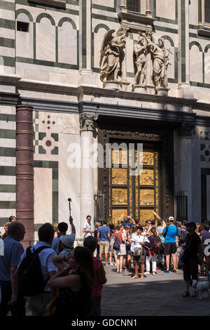 Les touristes à l'est des portes, des portes du paradis, du baptistère de la cathédrale de Santa Maria del Fiore, Florence, Toscane, JE Banque D'Images