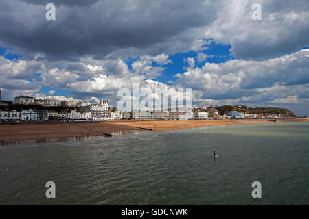 Voir l'est le long du front de mer de Hastings tiré du nouveau quai de Hastings, East Sussex Banque D'Images