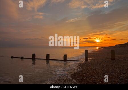 Coucher de soleil sur Cooden Beach, East Sussex Banque D'Images