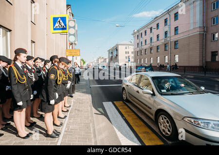 La formation de jeunes filles en Unform des cadets de l'école des cadets de l'état de Gomel par concordance. La préparation de la Parade de la victoire 9 Mai Banque D'Images