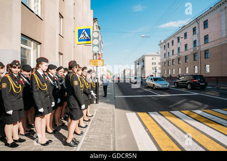 La formation de jeunes filles en Unform des cadets de l'école des cadets de l'état de Gomel par concordance. La préparation de la Parade de la victoire 9 Mai Banque D'Images