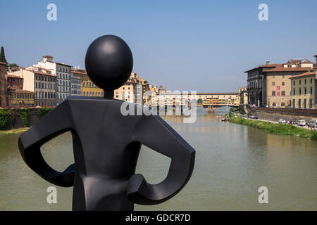 Commune de l'homme, l'Uomo Comune, statue par Clet abrahams sur Ponte alle Grazie à vers le Ponte vecchio sur l'Arno, flore Banque D'Images