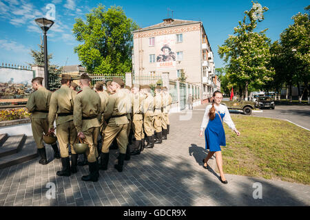 Déménagement fille par la formation du groupe de jeunes gars, cadet de l'école des cadets de l'état de Gomel, habillés en soldats soviétique russe U Banque D'Images