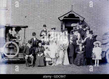 Un mariage officiel photo de groupe, y compris les voitures de tourisme dans la région de Burton on Trent, South Derbyshire vers 1910. Photographie par Tony Henshaw Banque D'Images