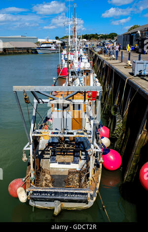 Les bateaux de pêche amarrés dans le port de Whitstable, Kent, Angleterre Banque D'Images