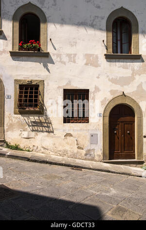 Détails de vieilles maisons sur la Costa San Giorgio, où vivaient Galileo dans les années 1600, Florence, Toscane, Italie. Banque D'Images