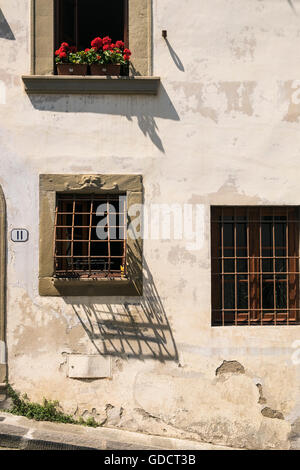 Détails de vieilles maisons sur la Costa San Giorgio, où vivaient Galileo dans les années 1600, Florence, Toscane, Italie. Banque D'Images