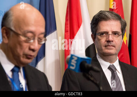 New York, USA. 15 juillet, 2016. L'Ambassadeur François Delattre (à droite) écoute l'Ambassadeur du Japon et Président du Conseil de sécurité, le Koro Bessho (gauche) lit le Conseil condamnait l'attaque de Nice. Parlant en sa qualité de Président du Conseil de sécurité des Nations Unies et accompagnée par l'Ambassadeur François Delattre, Représentant permanent du Japon auprès de l'ONU l'Ambassadeur Koro Bessho a formulé une déclaration à la presse, condamnant la Bastille Day attaque sur une foule à Nice, France, qui a fait au moins 84 morts, au Siège des Nations Unies à New York. Banque D'Images