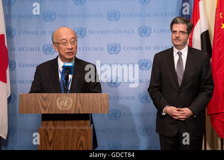 New York, USA. 15 juillet, 2016. L'ambassadeur japonais et le président du Conseil de sécurité, le Koro Bessho (gauche) lit le Conseil condamnait l'attaque de Nice comme l'Ambassadeur François Delattre (à droite) est à l'écoute. Parlant en sa qualité de Président du Conseil de sécurité des Nations Unies et accompagnée par l'Ambassadeur François Delattre, Représentant permanent du Japon auprès de l'ONU l'Ambassadeur Koro Bessho a formulé une déclaration à la presse, condamnant la Bastille Day attaque sur une foule à Nice, France, qui a fait au moins 84 morts, au Siège des Nations Unies à New York. Banque D'Images