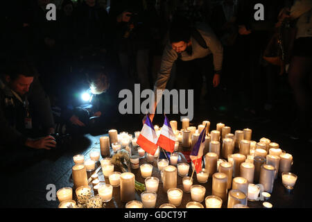 Sydney, Australie. 15 juillet, 2016. Dans le cadre du rapport annuel de BBR (Bleu, Blanc, Rouge) Bastille Day festival culturel français près de Circular Quay, une veillée aux chandelles a été organisé pour les victimes de l'attaque terroriste à Nice, France par un État islamique (Daesh) à l'appui d'immigrants tunisiens. Crédit : Richard Milnes/Pacific Press/Alamy Live News Banque D'Images