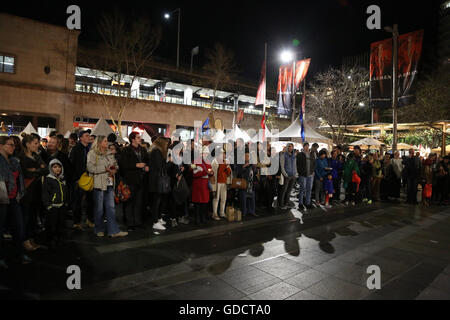 Sydney, Australie. 15 juillet, 2016. Dans le cadre du rapport annuel de BBR (Bleu, Blanc, Rouge) Bastille Day festival culturel français près de Circular Quay, une veillée aux chandelles a été organisé pour les victimes de l'attaque terroriste à Nice, France par un État islamique (Daesh) à l'appui d'immigrants tunisiens. Crédit : Richard Milnes/Pacific Press/Alamy Live News Banque D'Images