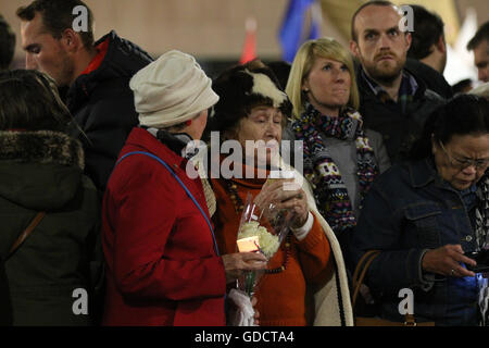 Sydney, Australie. 15 juillet, 2016. Dans le cadre du rapport annuel de BBR (Bleu, Blanc, Rouge) Bastille Day festival culturel français près de Circular Quay, une veillée aux chandelles a été organisé pour les victimes de l'attaque terroriste à Nice, France par un État islamique (Daesh) à l'appui d'immigrants tunisiens. Crédit : Richard Milnes/Pacific Press/Alamy Live News Banque D'Images