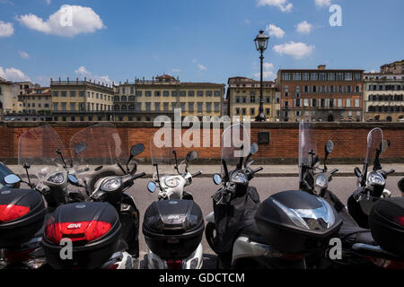 Parking Scooter le long des quais de l'Arno, Lungarno Guicciardini, Florence, Toscane, Italie Banque D'Images