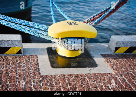 Avec des cordes d'amarrage à bollard Banque D'Images