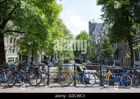 Des vélos sur un pont sur un canal Amsterdam Pays-Bas Banque D'Images