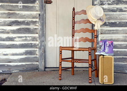 Purple high top sneakers sur vintage suitcase avec échelle en bois retour chaise. Banque D'Images