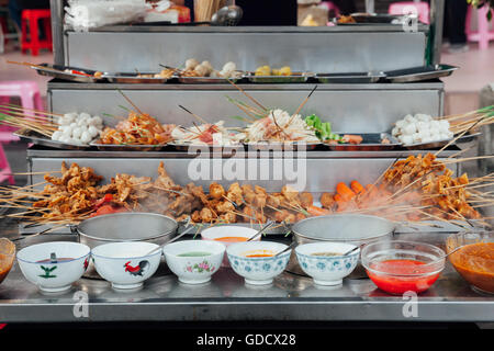 Steamboat Lok-Lok stand au marché alimentaire Rue Kimberly, George Town, Penang, Malaisie. Banque D'Images