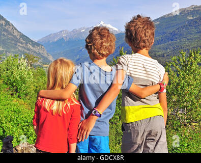 Trois enfants dans les montagnes Banque D'Images