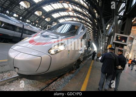 Trenitalia, Eurostar train à grande vitesse dans la gare centrale de Milan (Italie) Banque D'Images