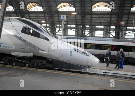 Trenitalia, Eurostar train à grande vitesse dans la gare centrale de Milan (Italie) Banque D'Images