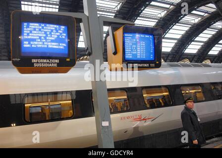 Trenitalia, Eurostar train à grande vitesse dans la gare centrale de Milan (Italie) Banque D'Images