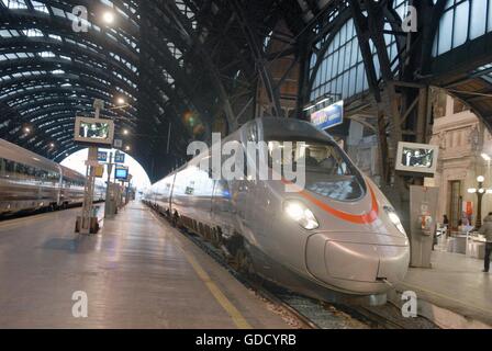 Trenitalia, Eurostar train à grande vitesse dans la gare centrale de Milan (Italie) Banque D'Images