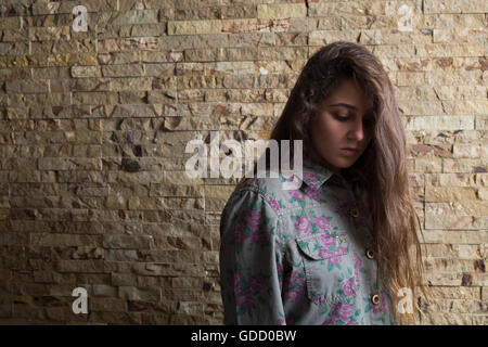 Sad girl looking down Banque D'Images