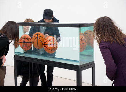 Personnes regardant l'installation de Jeff Koons SAATCHI GALLERY LONDON Banque D'Images
