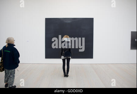 Femme au salon d'affichage SAATCHI GALLERY LONDON Banque D'Images