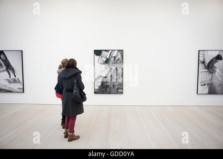 Des photographies de personnes regardant vikenti nilin à la Saatchi Gallery de Londres Banque D'Images