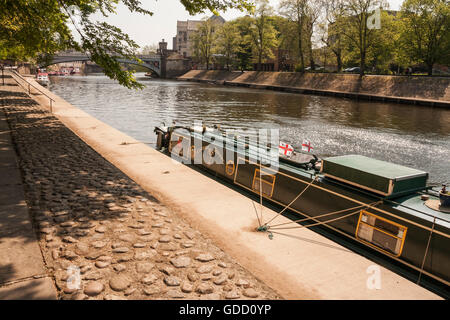 D'une danseuse, Noix de Coco,l'affichage des drapeaux de l'Angleterre, amarré sur la rivière Ouse à York avec Lendal Bridge en arrière-plan Banque D'Images