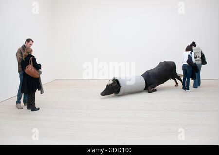 Personnes regardant son 'Rêve' de banlieue par Hulma Mulji à la Saatchi Gallery de Londres Banque D'Images