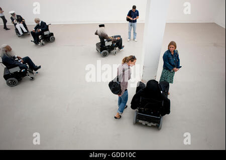 Affichage des visiteurs et Sun Yuan Peng Yu vieille installation Personnes Accueil à la Saatchi Gallery Banque D'Images