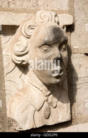 L'Irlande, Galway, Galway, Église de l'abbaye franciscaine, extérieur saint's face au-dessus du bénitier Banque D'Images