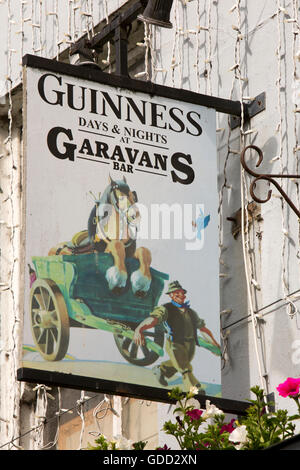 L'Irlande, Galway, Galway, William Street, Garavan's Bar signe, avec célèbre Guinness panier et l'annonce Banque D'Images