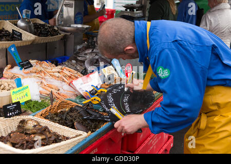 L'Irlande, Galway, Galway, samedi, du marché poissonnier écrit à bord prix Queue de lotte Banque D'Images