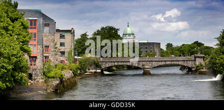 L'Irlande, Galway, Galway, le Corrib River, O'Brien's Bridge et de la cathédrale, vue panoramique Banque D'Images