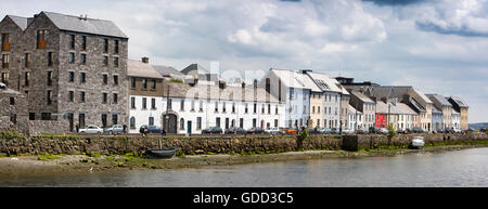 L'Irlande, Galway, Galway, à côté de bateaux maisons peintes de couleurs vives de temps à pied à marée basse, vue panoramique Banque D'Images