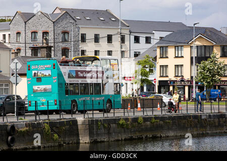 L'Irlande, Galway, Galway, Galway, le vieux quai de Claddagh city tour bus panoramique ouvert Banque D'Images