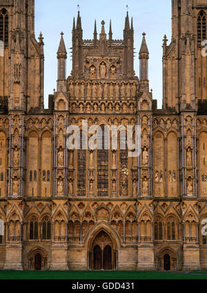 Partie centrale de W/de la cathédrale de Wells (St Andrew's Church), Somerset, commencé c 1230, S tower (L) ajouté c 1384, N tower (R) C 1430. Banque D'Images