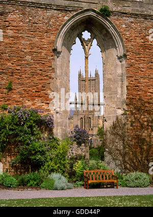 Wells Cathedral et tour de passage & S transept vus à travers une fenêtre de la ruiné C 13e Grande salle de l'Évêché, dans le Somerset. Banque D'Images