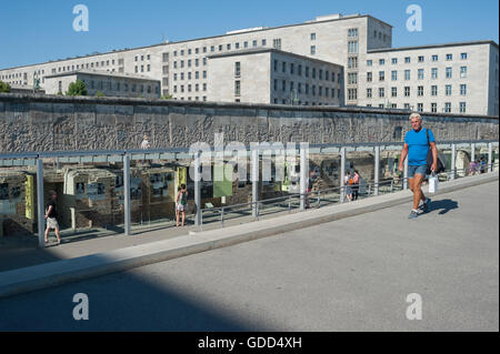 Allemagne, Berlin, le 8 juin 2016. Visiteurs à l'exposition de la topographie de la terreur. Banque D'Images