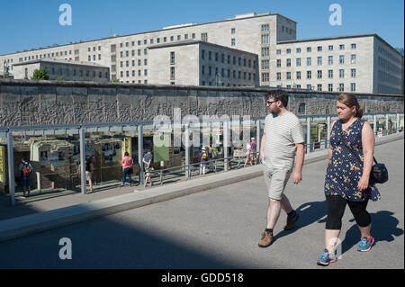 Allemagne, Berlin, le 8 juin 2016. Visiteurs à l'exposition de la topographie de la terreur. Banque D'Images