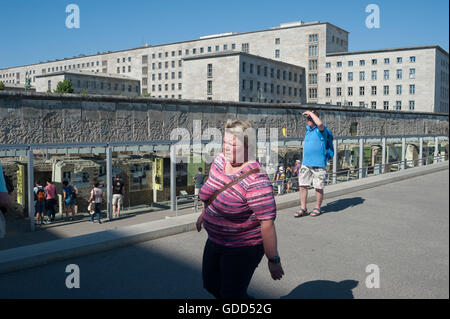 Allemagne, Berlin, le 8 juin 2016. Visiteurs à l'exposition de la topographie de la terreur. Banque D'Images