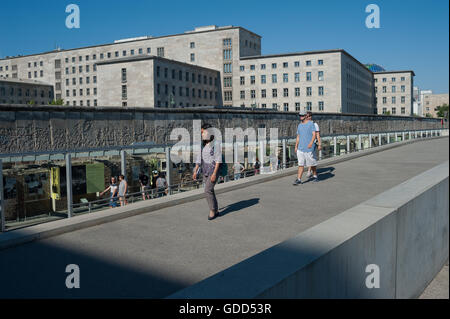 Allemagne, Berlin, le 8 juin 2016. Visiteurs à l'exposition de la topographie de la terreur. Banque D'Images