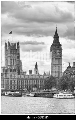 Horizon de Londres de Big Ben et du Parlement à Londres Royaume-Uni en juillet en monochrome Banque D'Images